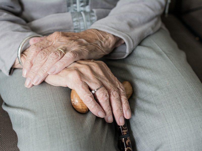 Quels sont les avantages et les inconvénients du maintien à domicile des personnes âgées ?