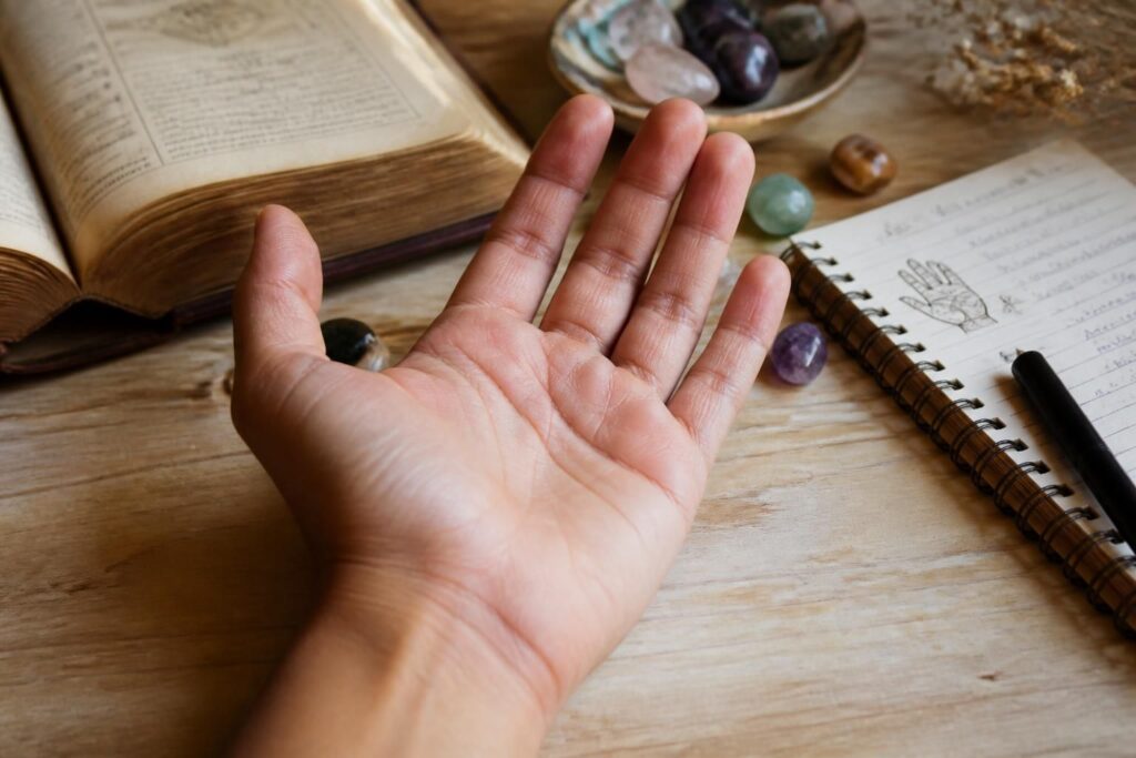 découvrez comment lire les lignes de la main pour mieux comprendre votre personnalité et révéler des aspects cachés de vous-même à travers la chiromancie.